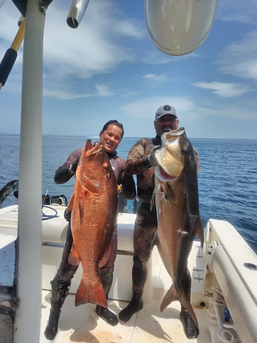 George Guillén en una jornada de cacería submarina, con las capturas en la lancha