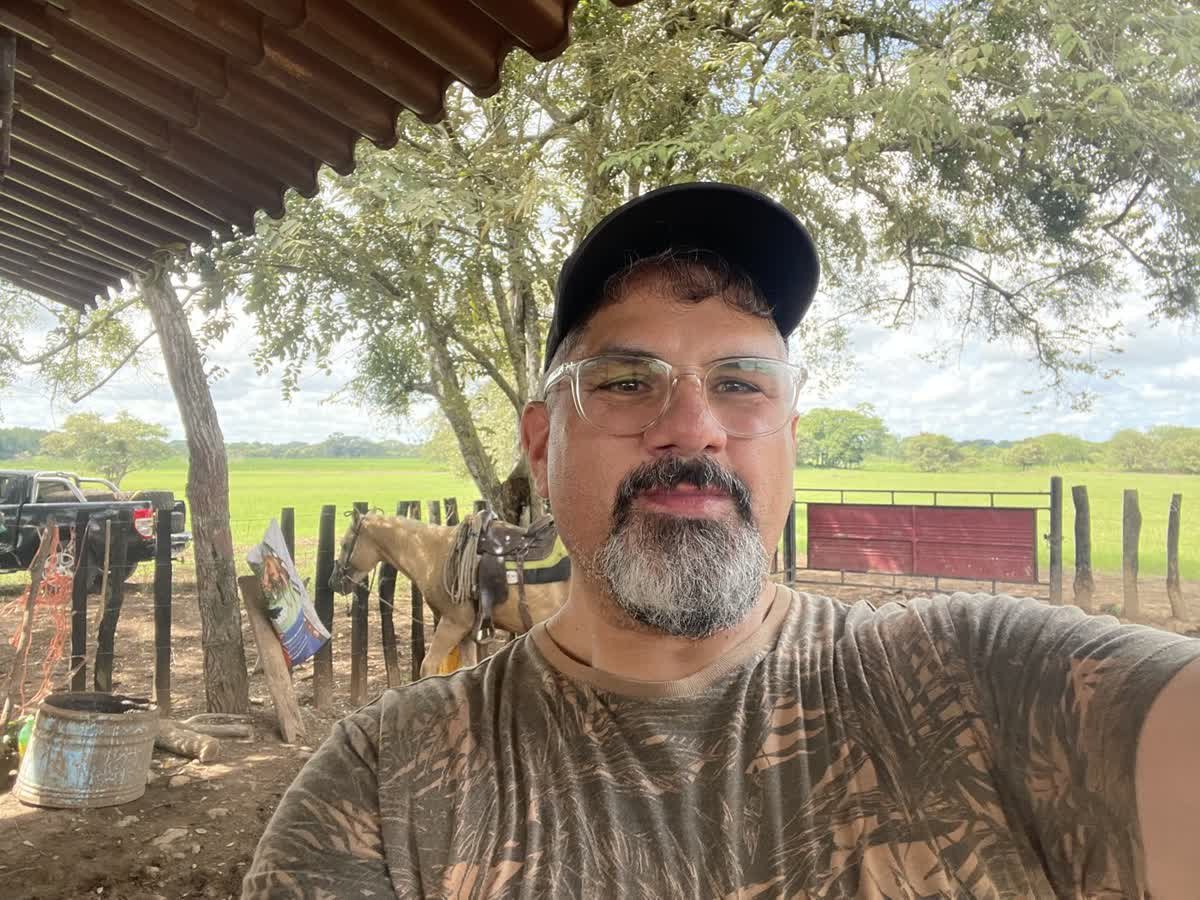 George Guillén en el campo, en el interior de Panamá