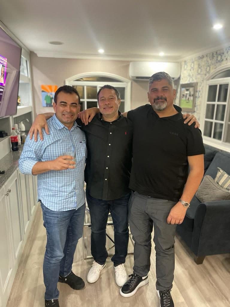 George Guillén con amigos