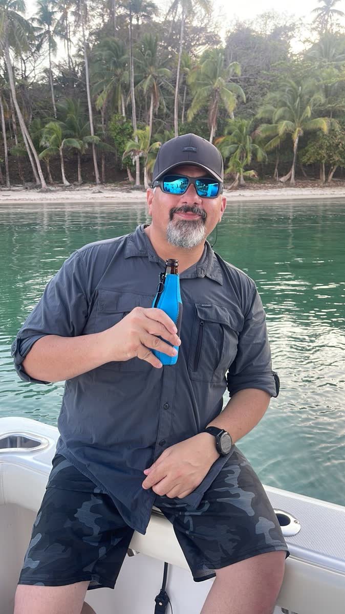 George Guillén en una lancha frente a la costa, en Panamá