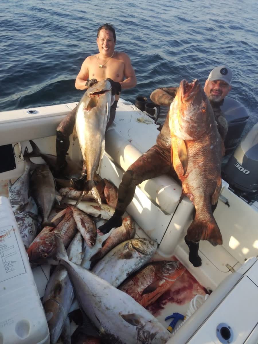 George Guillén en la lancha con las capturas de una jornada de cacería submarina