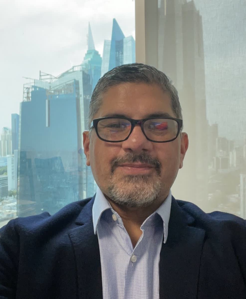 George Guillén en su oficina en Ciudad de Panamá